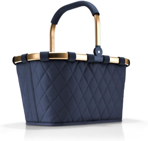 Midnight Gold Carrybag – dizaina iepirkumu grozs  Elegants un funkcionāls iepirkumu grozs no vācu zīmola Reisenthel, kas jau vairāk nekā 50 gadus ir pazīstams ar kvalitatīvām somām un aksesuāriem. Šis modelis izceļas ar modernu Rhombus Midnight Gold rakstu, stabilu konstrukciju un praktisku dizainu, kas piemērots gan iepirkumiem, gan ikdienas lietošanai.