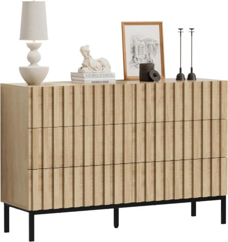 Roble Claro – kumode ar 6 atvilktnēm  Eleganta kumode ar dabīga koka imitācijas apdari, kas piešķir telpai siltu un harmonisku atmosfēru. Praktiska uzglabāšanas mēbele ar sešām ietilpīgām atvilktnēm, kas palīdz uzturēt kārtību mājās.