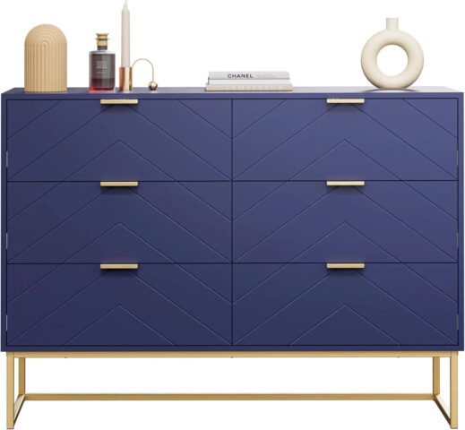 Azul Vento – kumode ar 6 atvilktnēm  Eleganta tumši zilā kumode ar modernu minimālisma dizainu un izteiksmīgu līniju rakstu. Tā piešķir telpai raksturu, vienlaikus nodrošinot daudz vietas mantu uzglabāšanai.